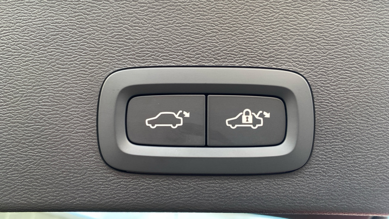 Volvo XC40 2.0 B4P Plus Dark 5dr Auto Petrol Estate